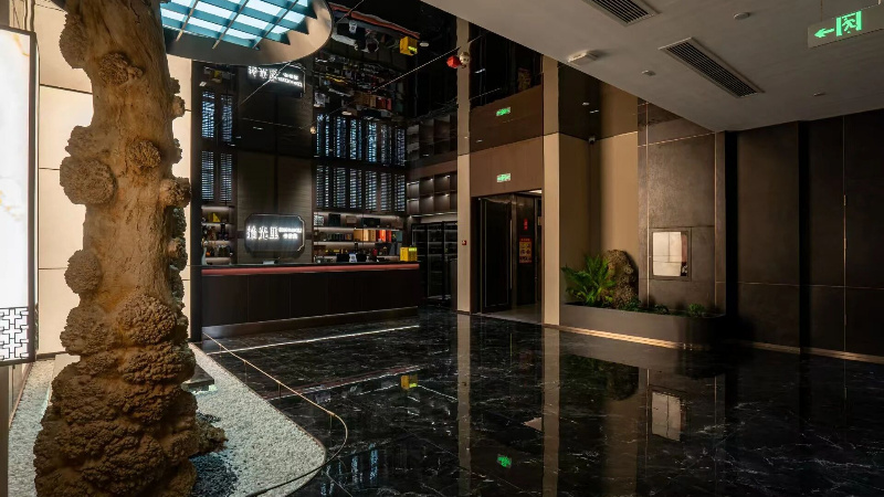 在新疆喀什莎車縣，拾光里將室內(nèi)高爾夫與書茶結(jié)合，打造更“雅”的健康空間